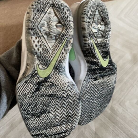 Nike Air Max Boys Infuriate 2 Mid Basketball Sneakers - Picture 8 of 8